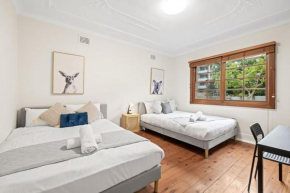Grand Quadruple Room - Near Stations & Shops - Shared Bathroom